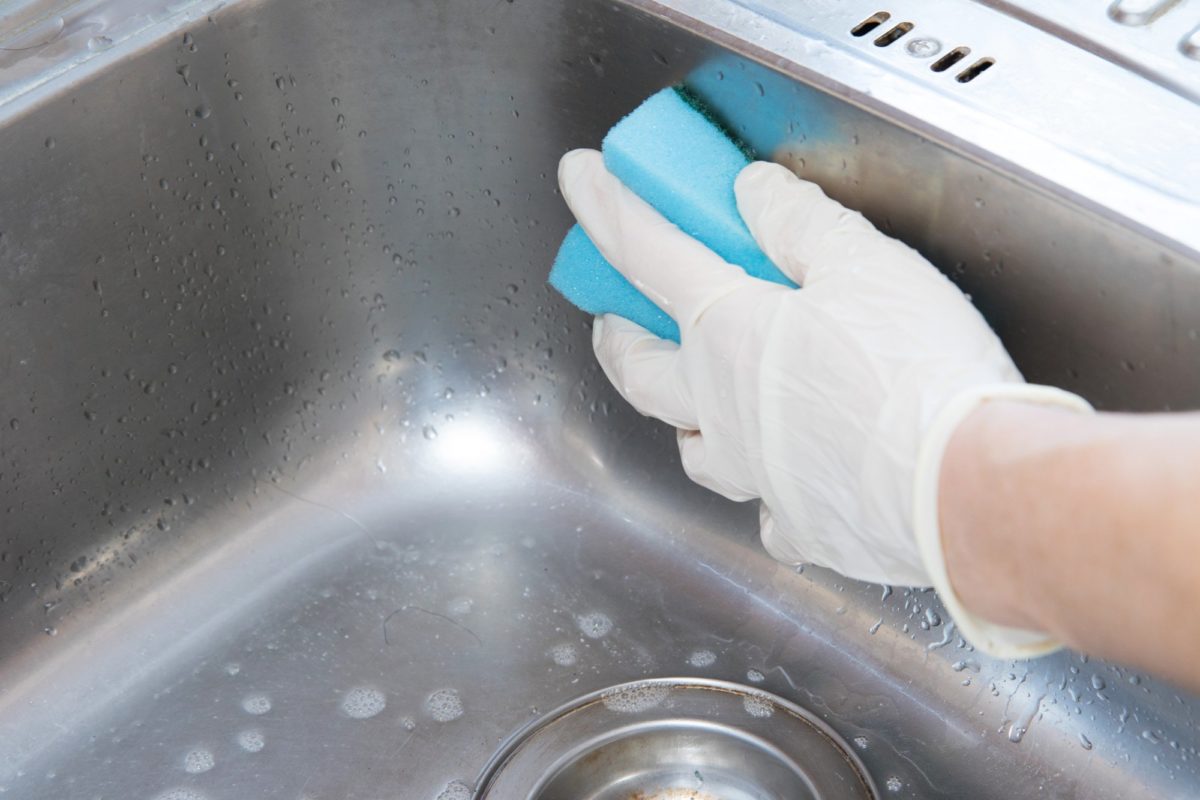 How to Clean Your Kitchen Sink Properly in 4 Steps